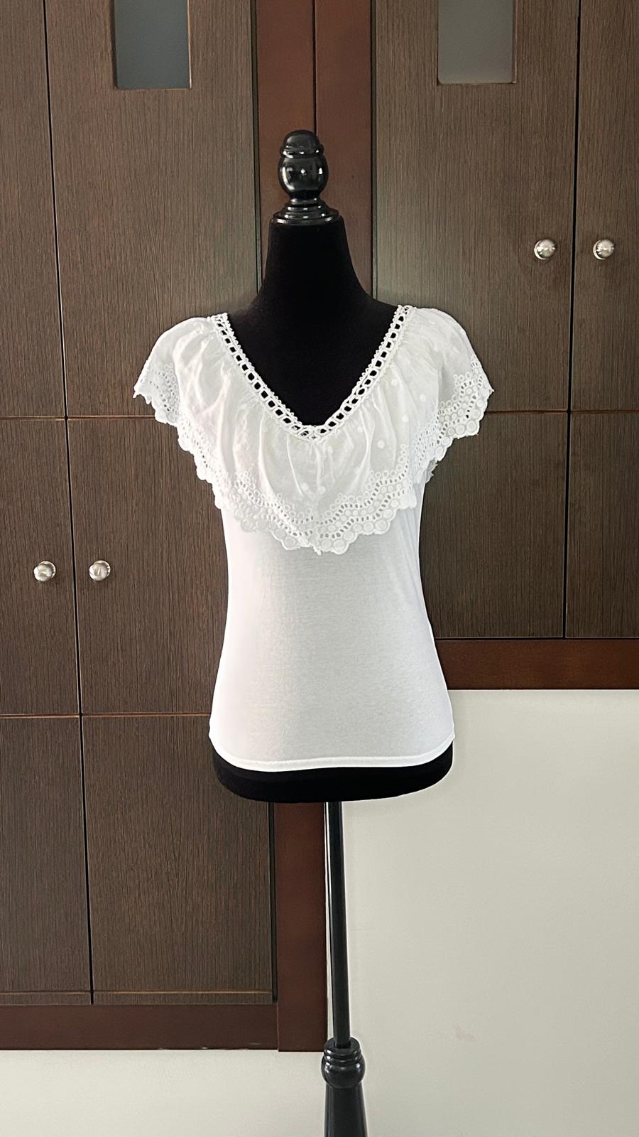 Camiseta Volante Bordado