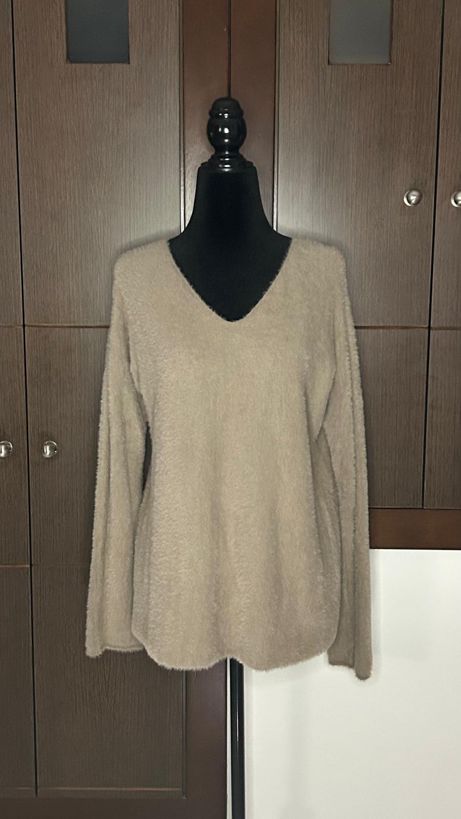 Jersey fino de pelo con cuello de pico